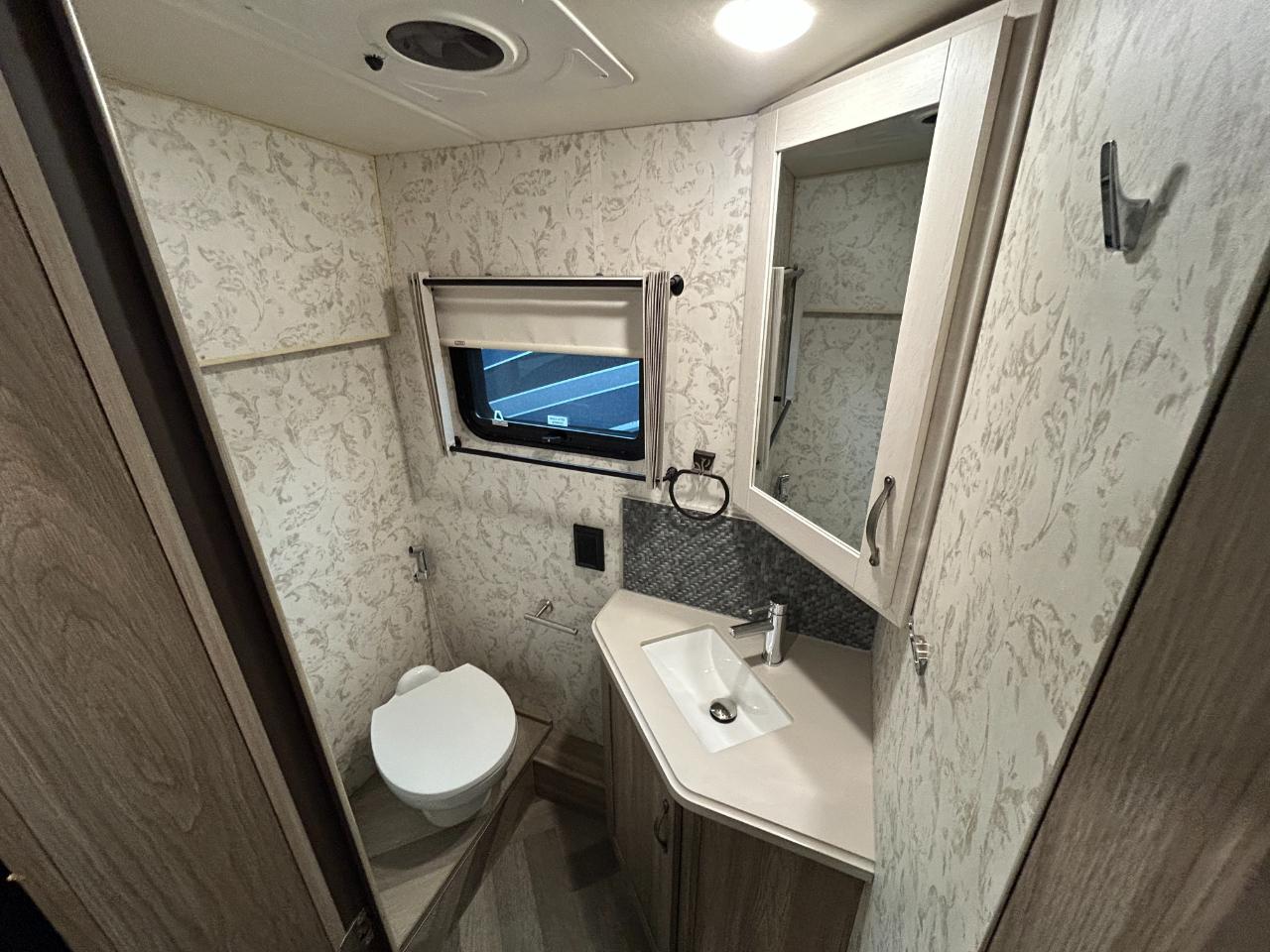 Winnebago Adventurer  2023