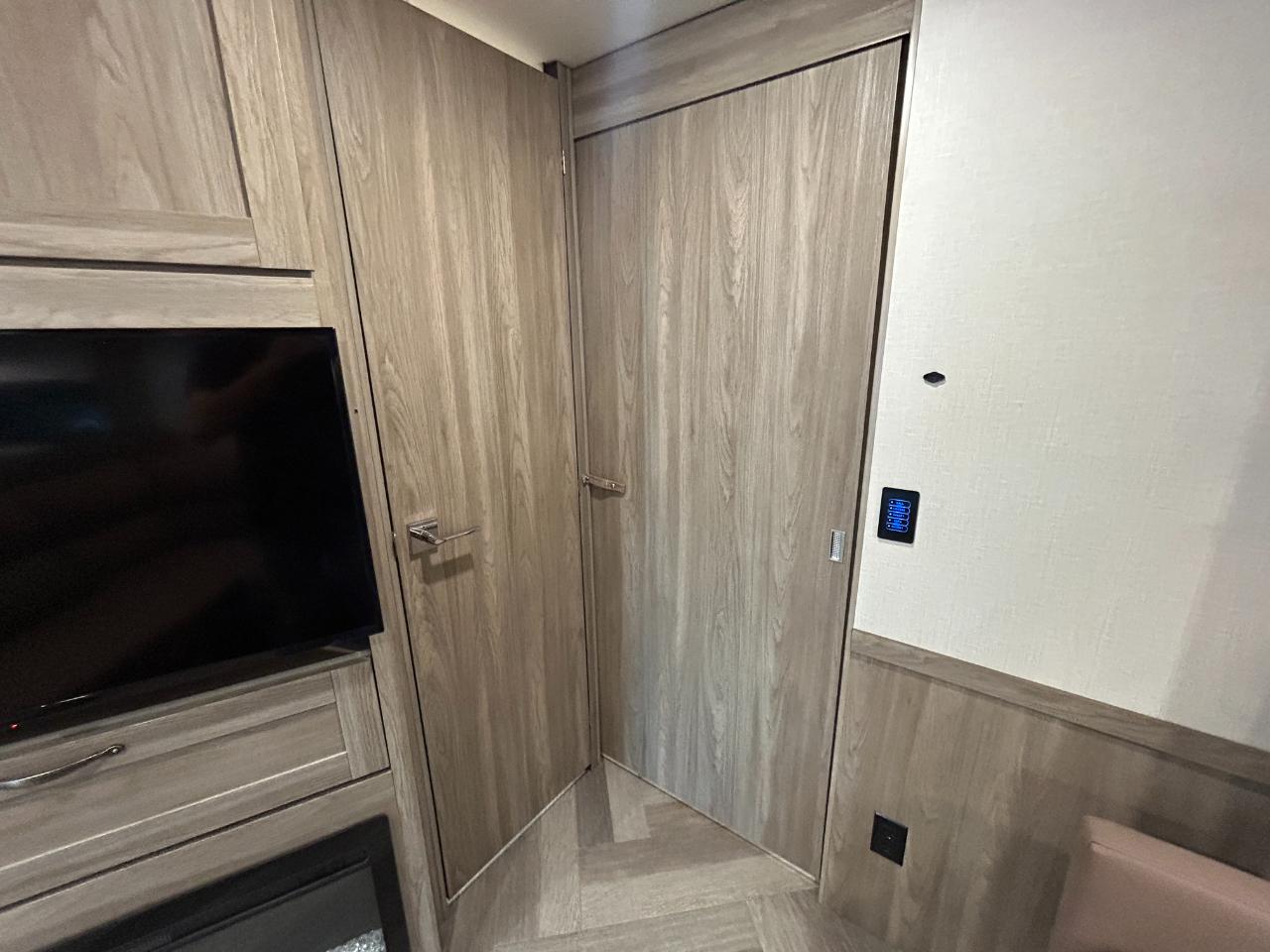 Winnebago Adventurer  2023