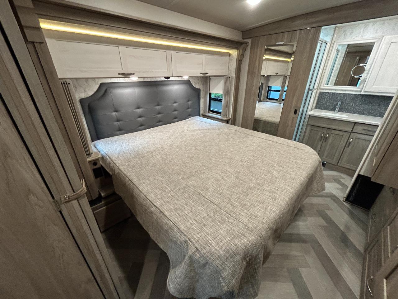 Winnebago Adventurer  2023