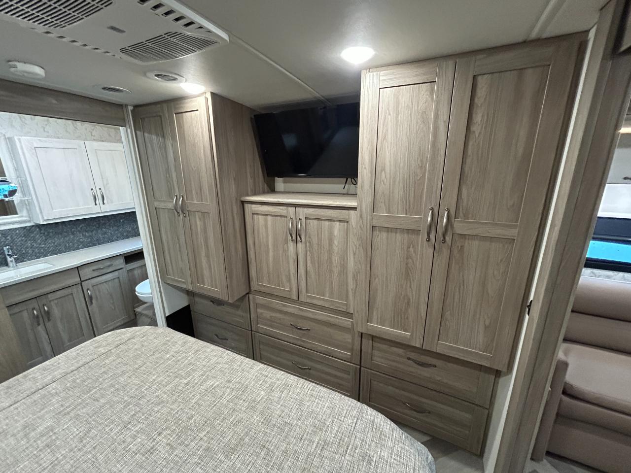 Winnebago Adventurer  2023