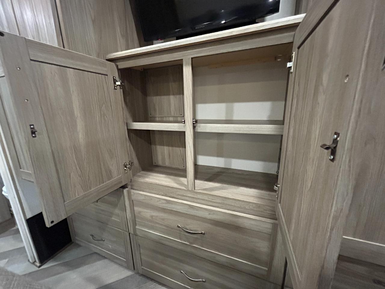 Winnebago Adventurer  2023