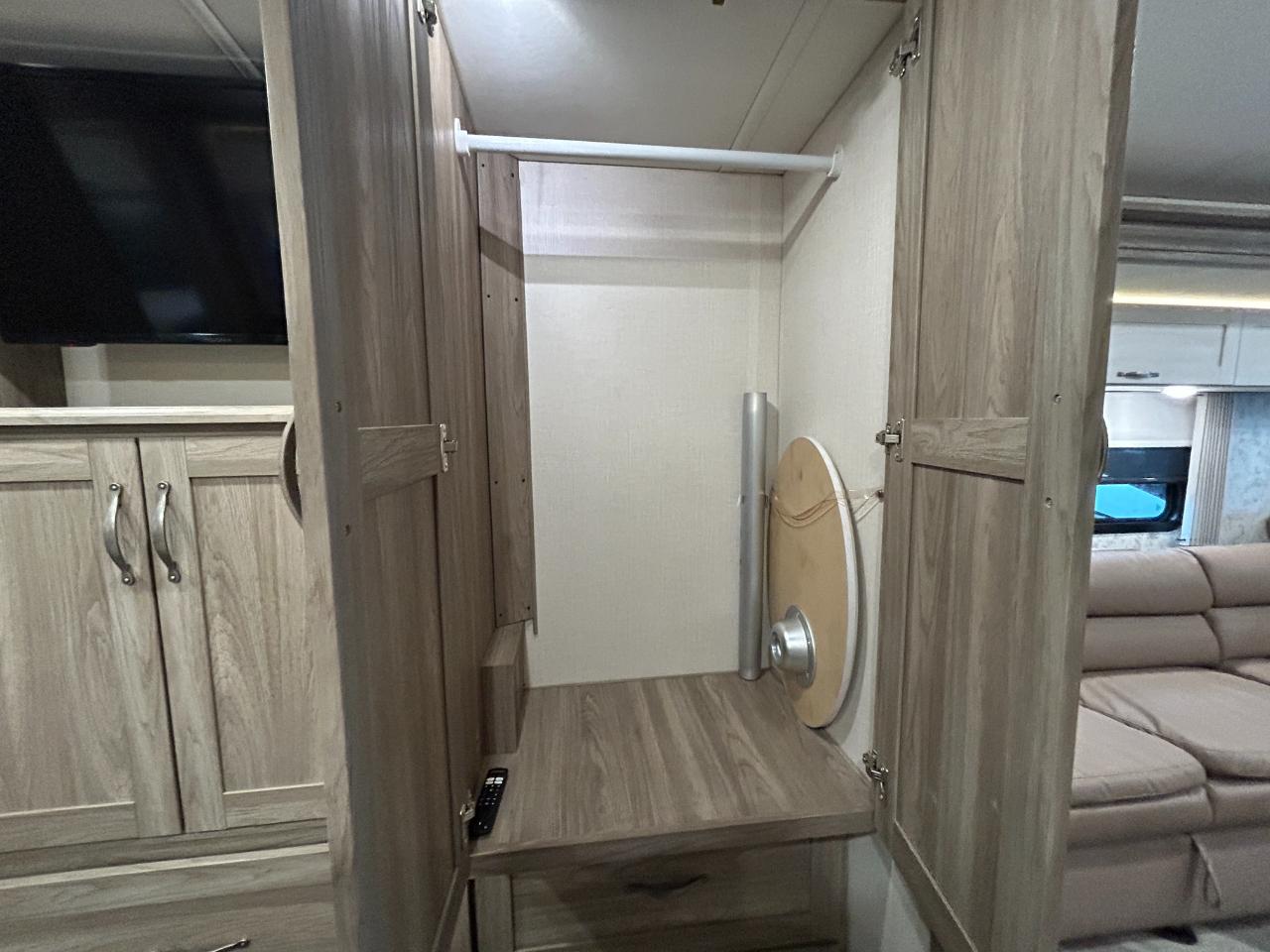 Winnebago Adventurer  2023