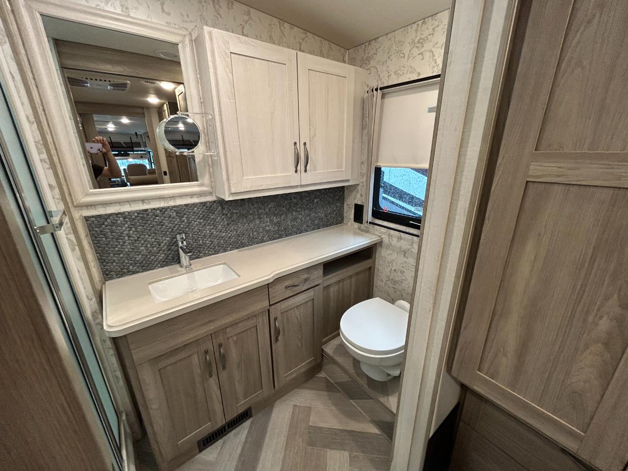 Winnebago Adventurer  2023