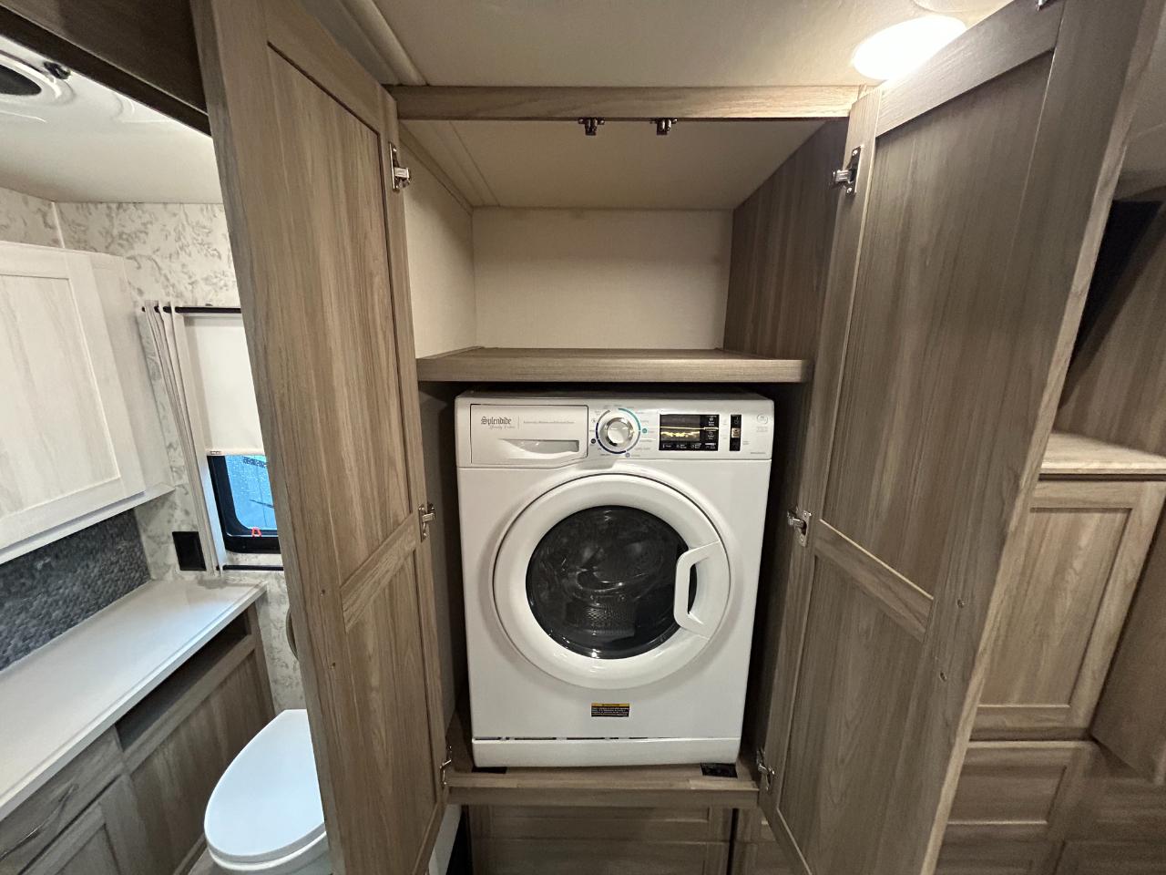 Winnebago Adventurer  2023