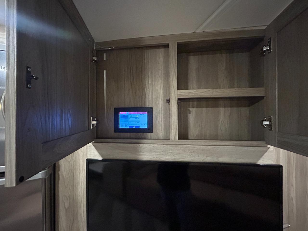 Winnebago Adventurer  2023