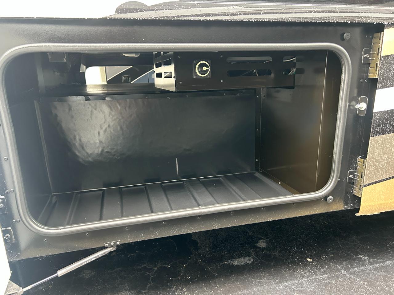 Winnebago Adventurer  2023