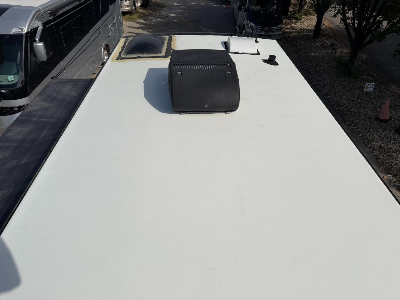 Winnebago Adventurer  2023