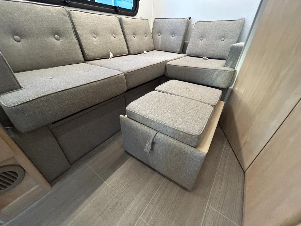 Leisure Travel UNITY U24CB  2019