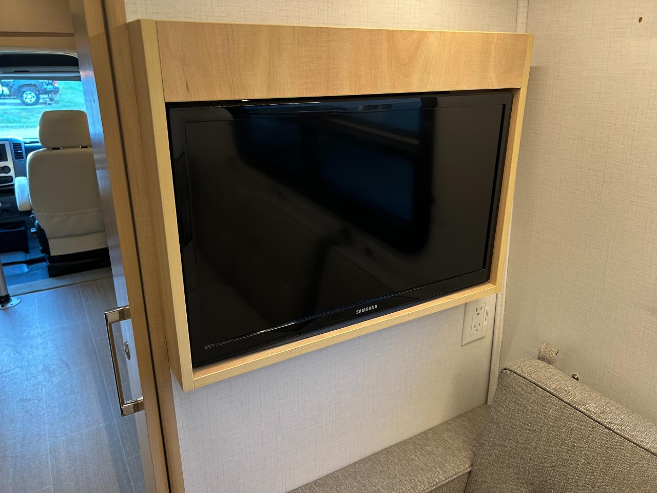 Leisure Travel UNITY U24CB  2019