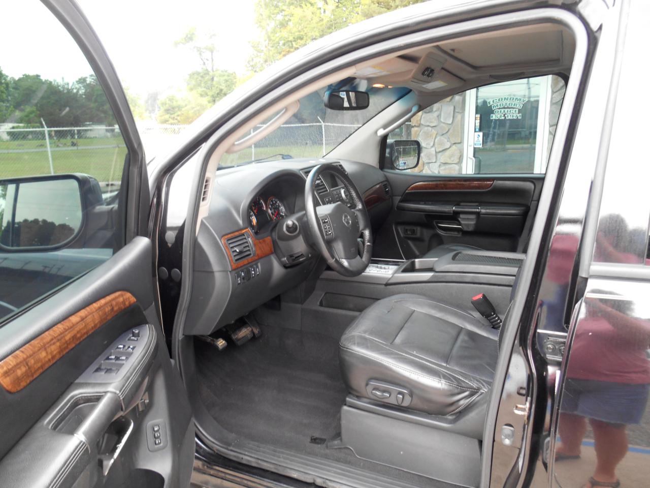 Nissan Armada Platinum 4WD 2011