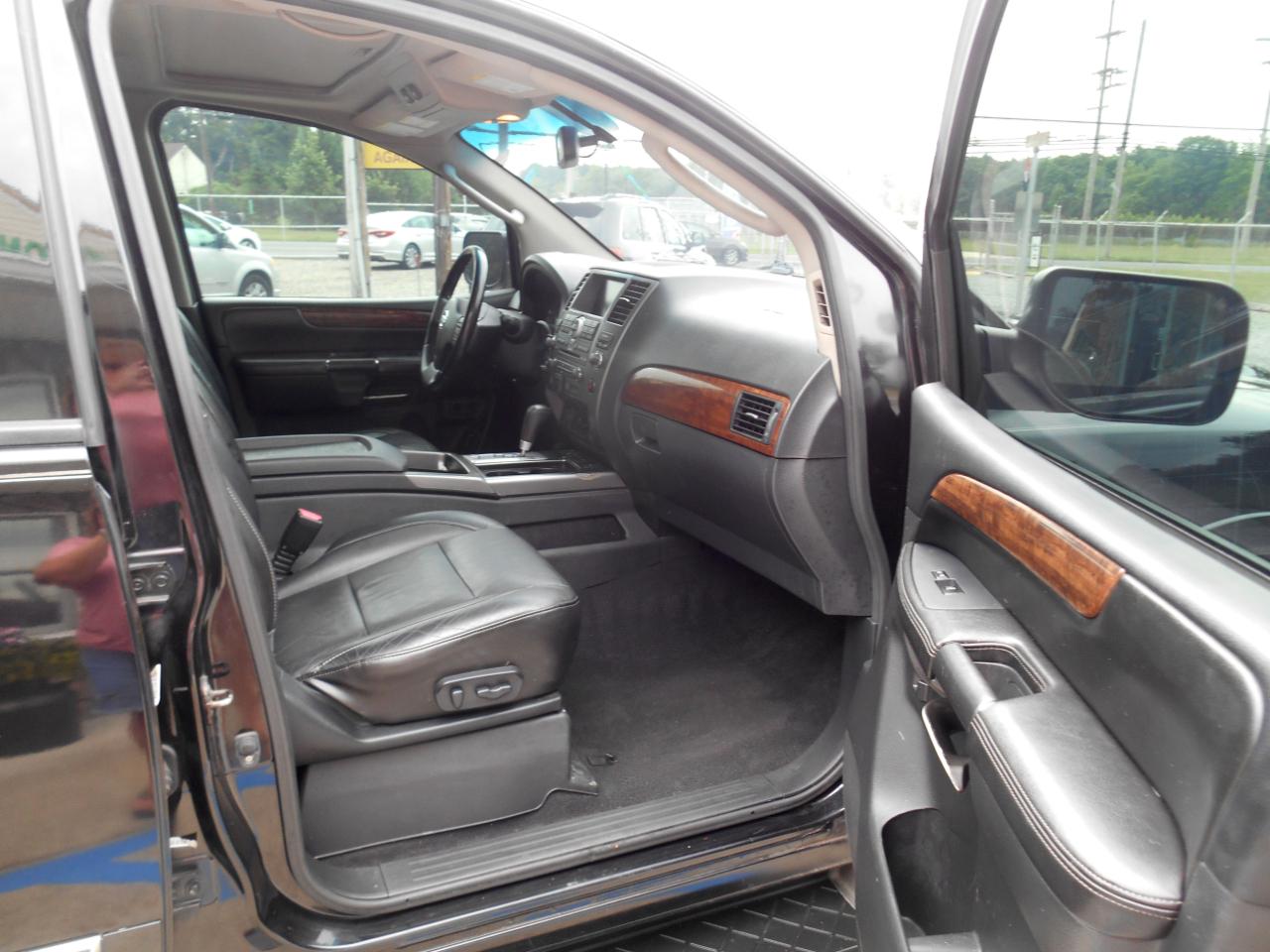 Nissan Armada Platinum 4WD 2011