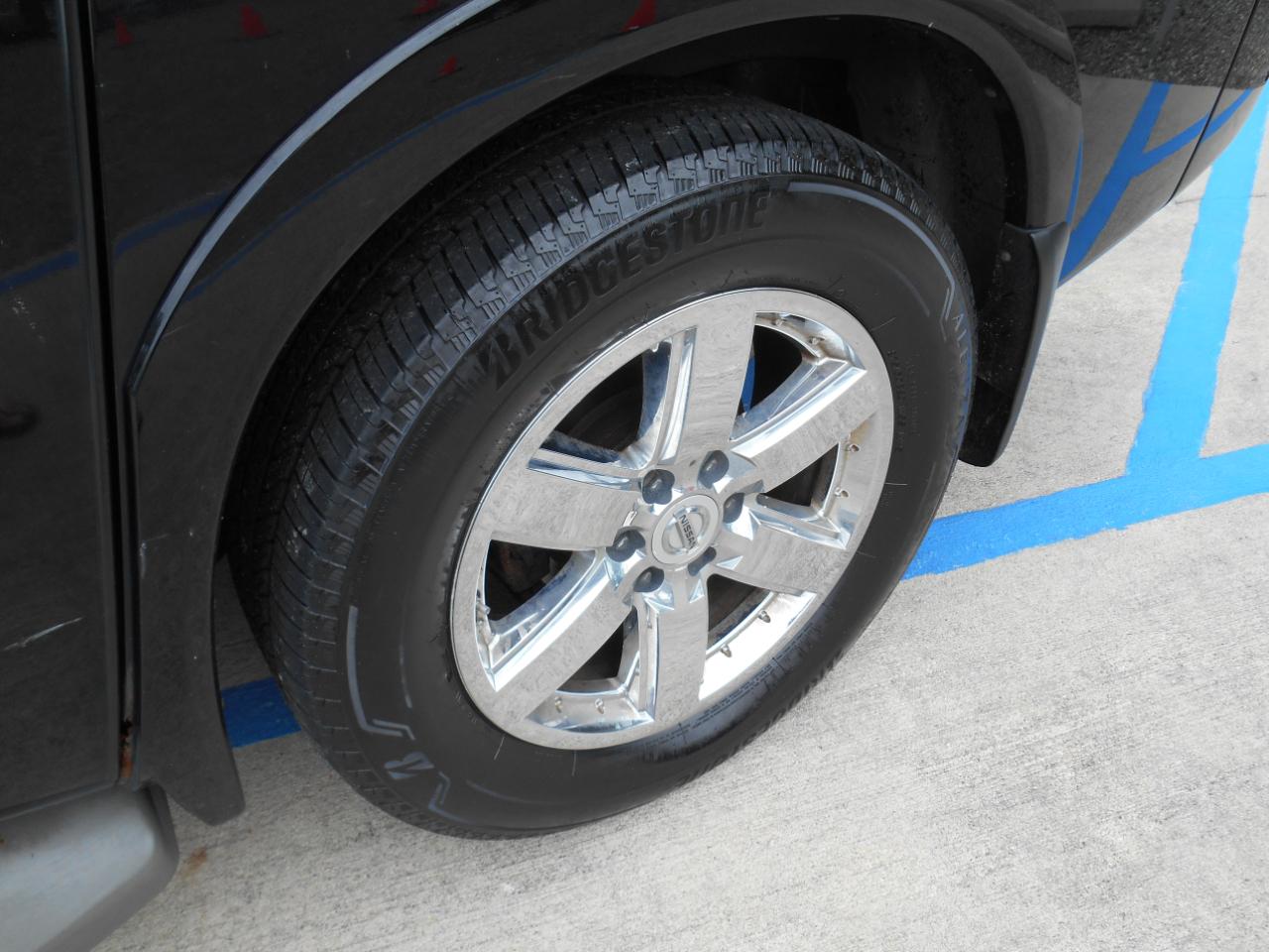 Nissan Armada Platinum 4WD 2011