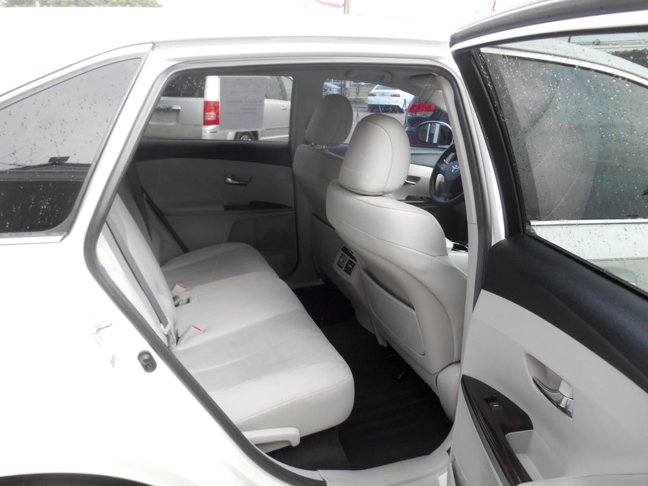 Toyota Venza LE I4 AWD 2012