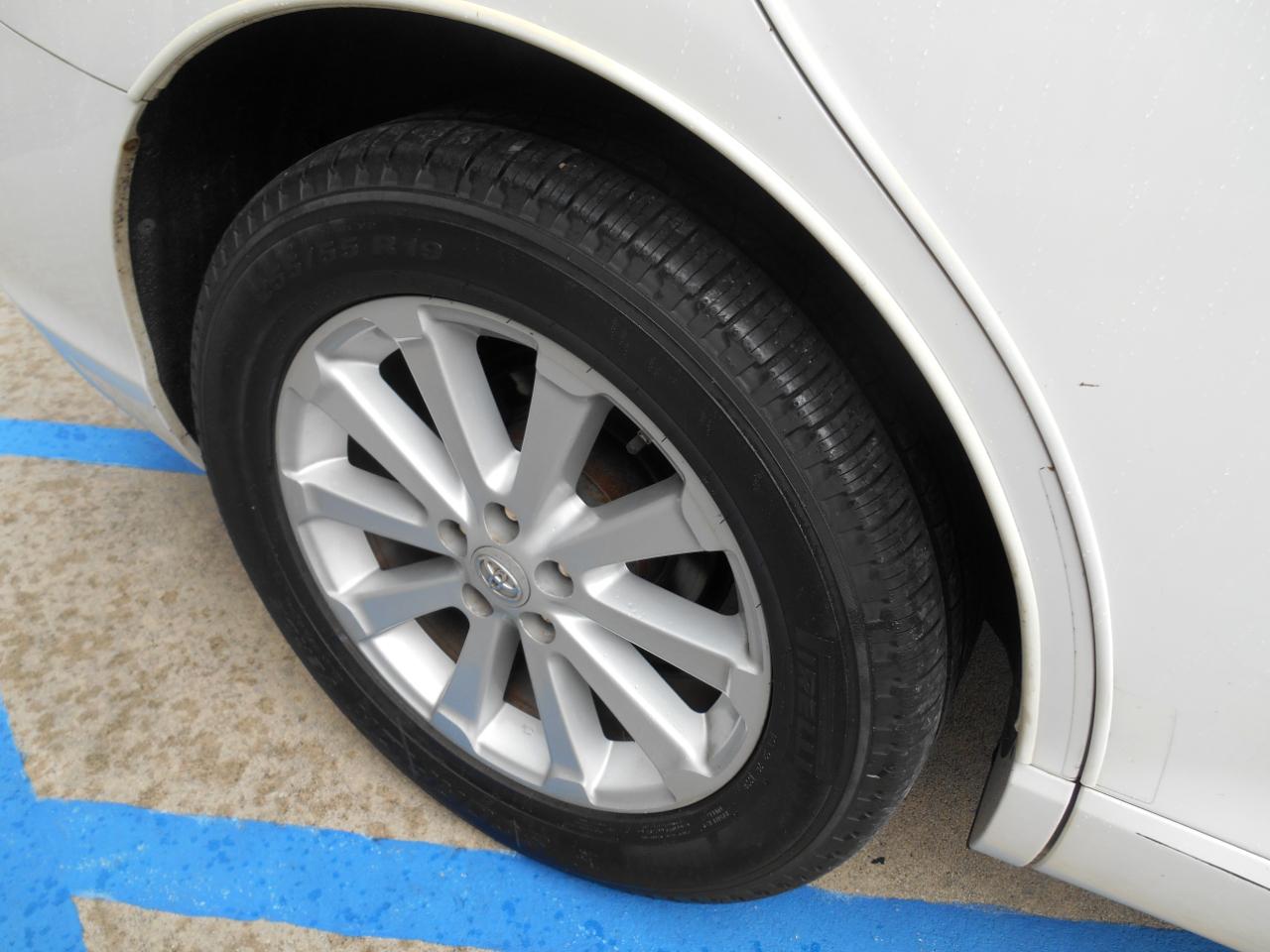Toyota Venza LE I4 AWD 2012
