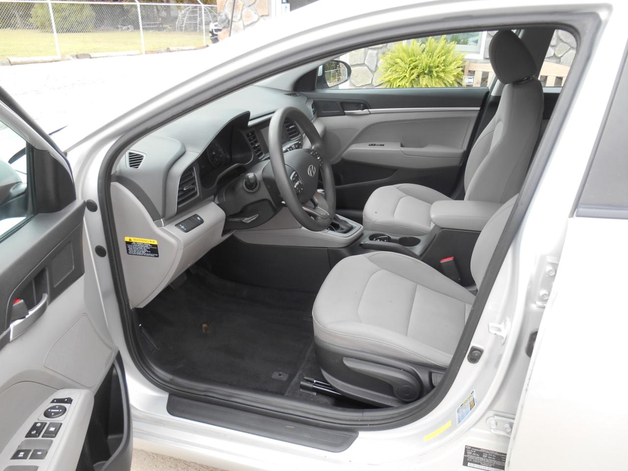 Hyundai Elantra SE 6AT 2019