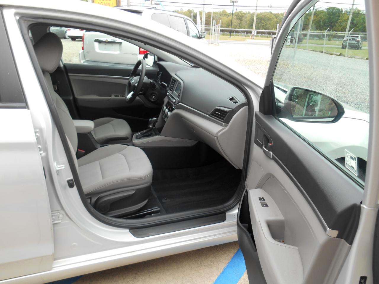 Hyundai Elantra SE 6AT 2019