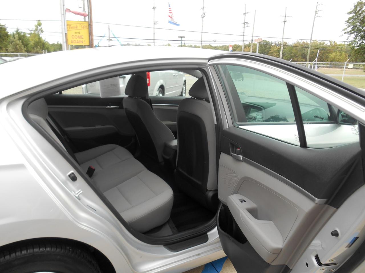 Hyundai Elantra SE 6AT 2019