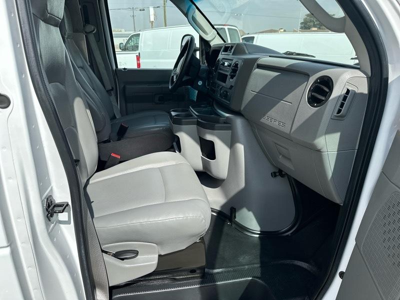 Ford E-350 XLT 2023