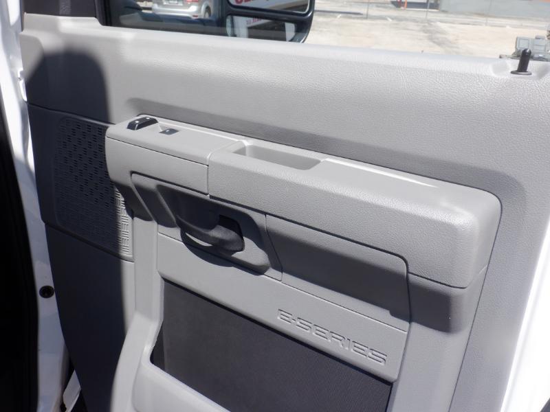 Ford Econoline E-350 Super Duty 2024