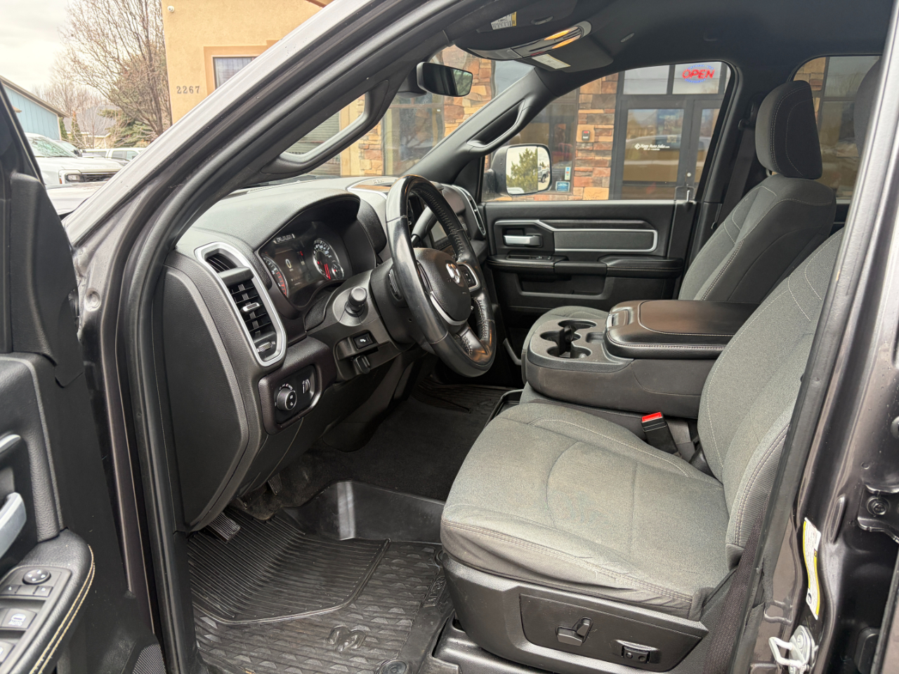 RAM 3500 Big Horn 4x4 Crew Cab 8' Box 2022