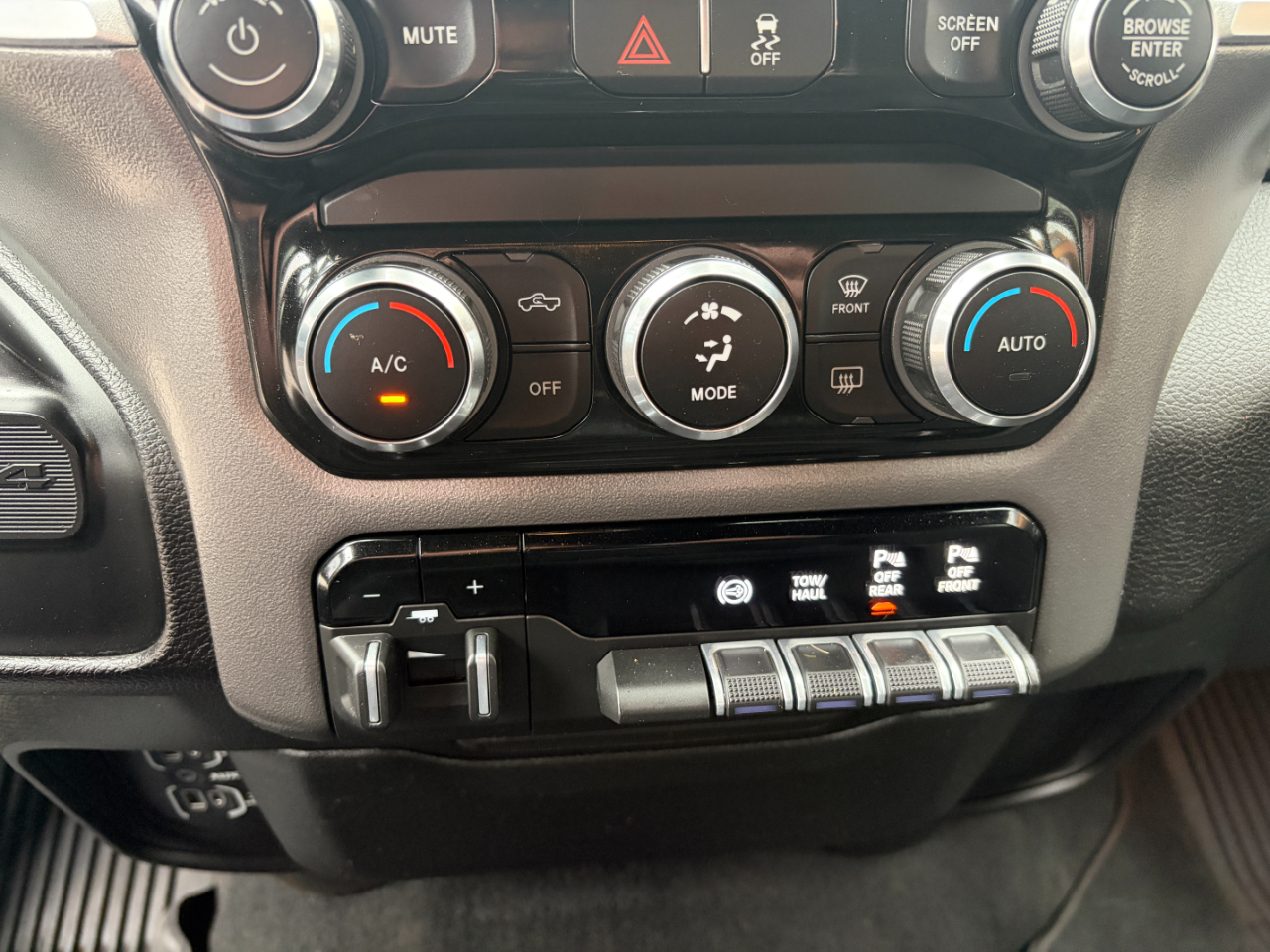 RAM 3500 Big Horn 4x4 Crew Cab 8' Box 2022