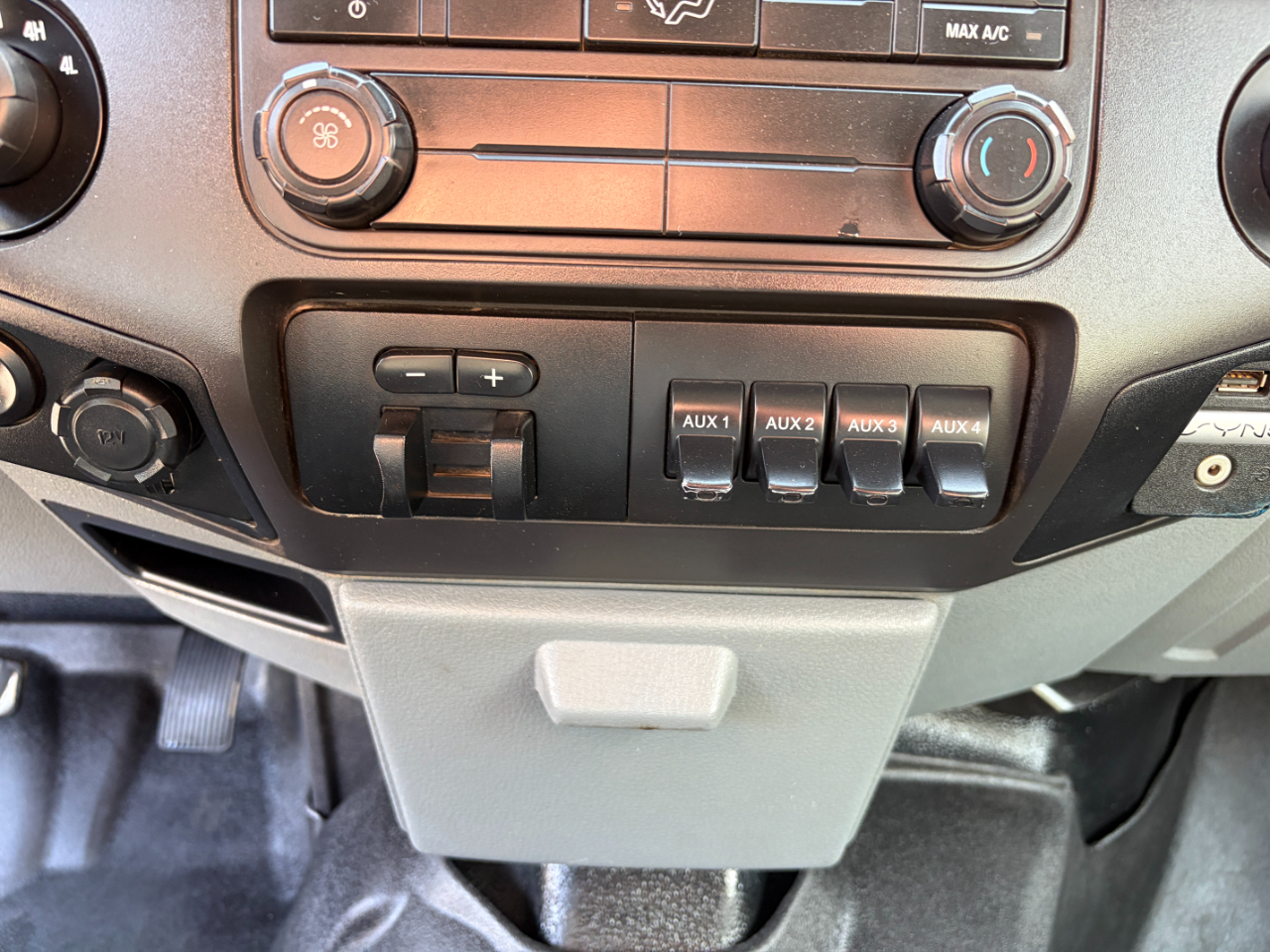 Ford Super Duty F-350 SRW 4WD Crew Cab 172" XL 2015