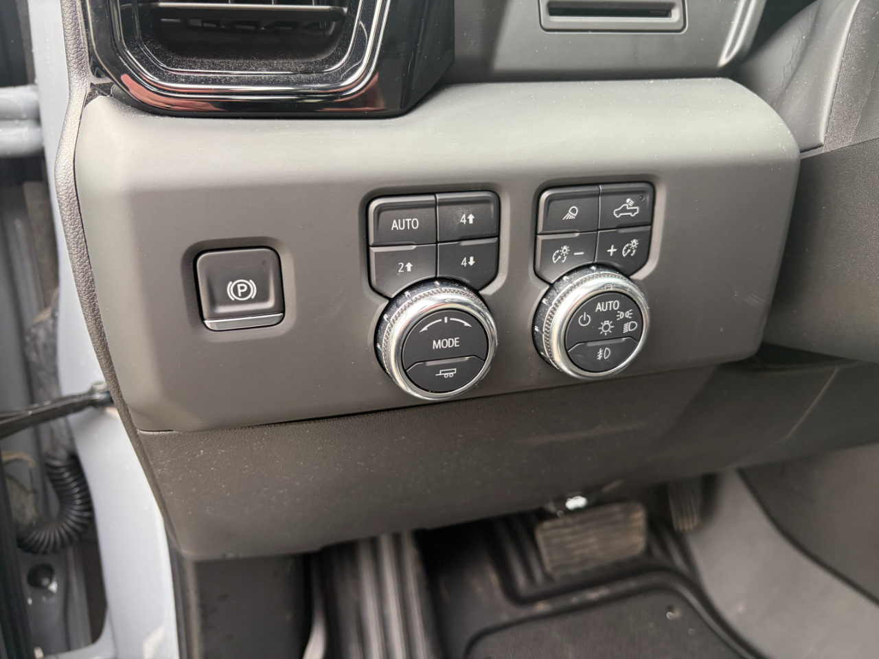 GMC Sierra 1500 4WD Crew Cab 147" AT4 2025