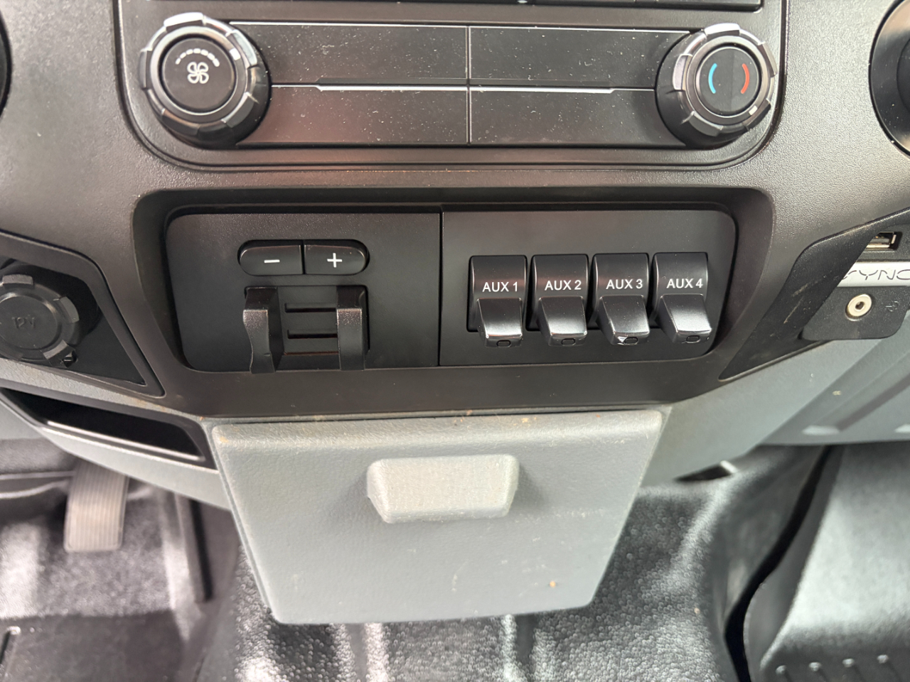 Ford Super Duty F-350 SRW 4WD Crew Cab 172" XL 2015