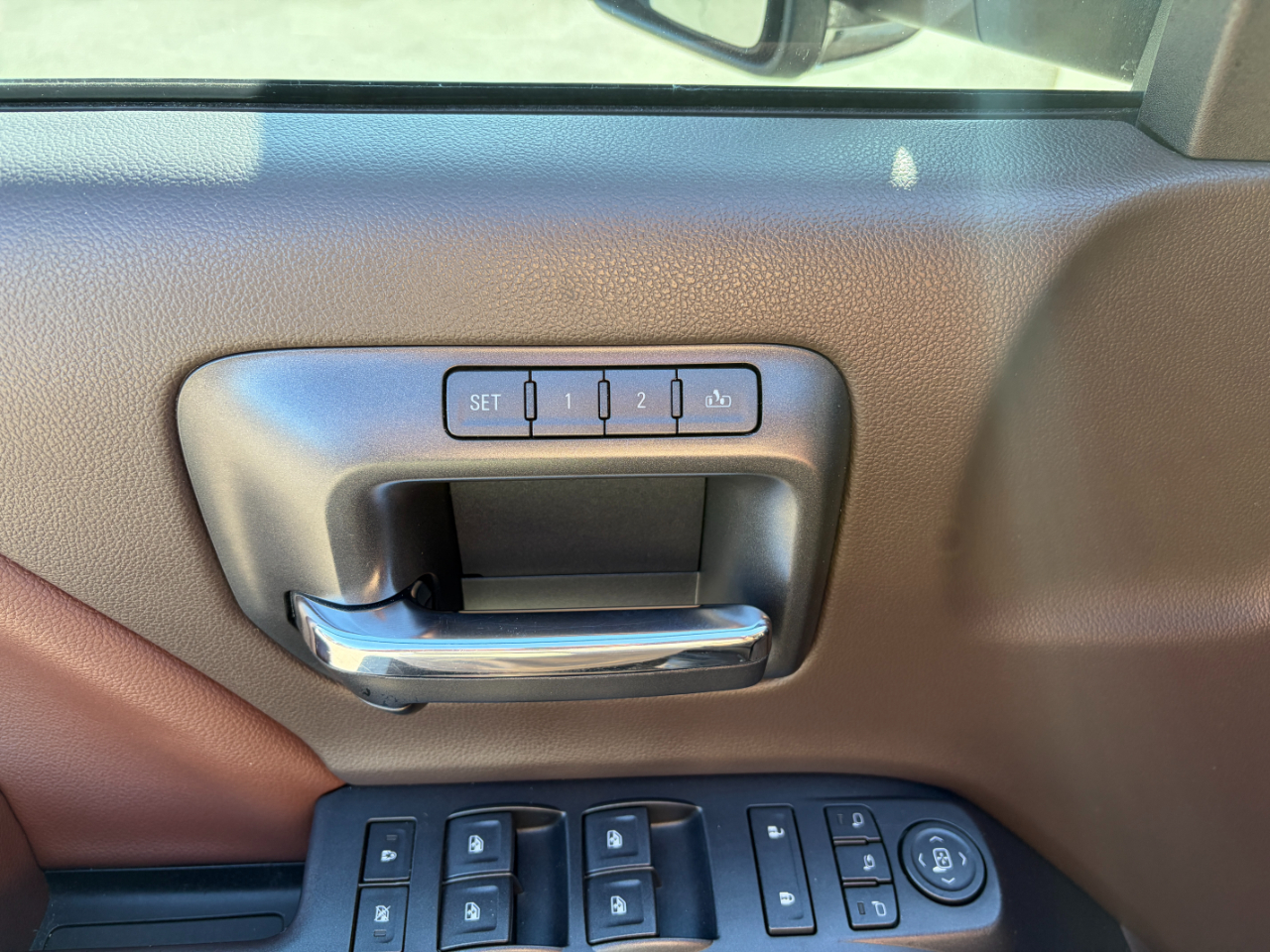 Chevrolet Silverado 2500HD Built After Aug 14 4WD Crew Cab 153.7" High Country 2015