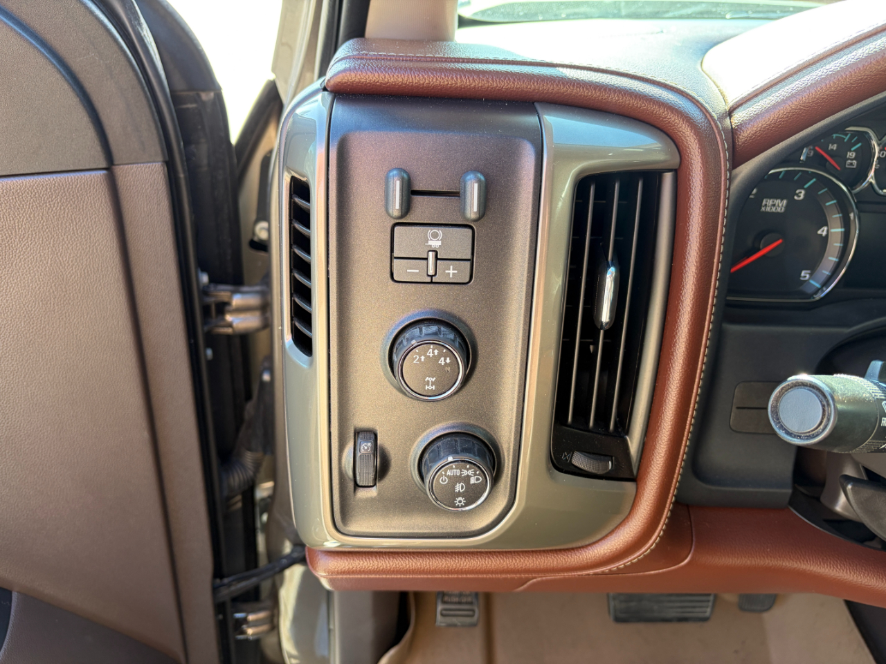 Chevrolet Silverado 2500HD Built After Aug 14 4WD Crew Cab 153.7" High Country 2015