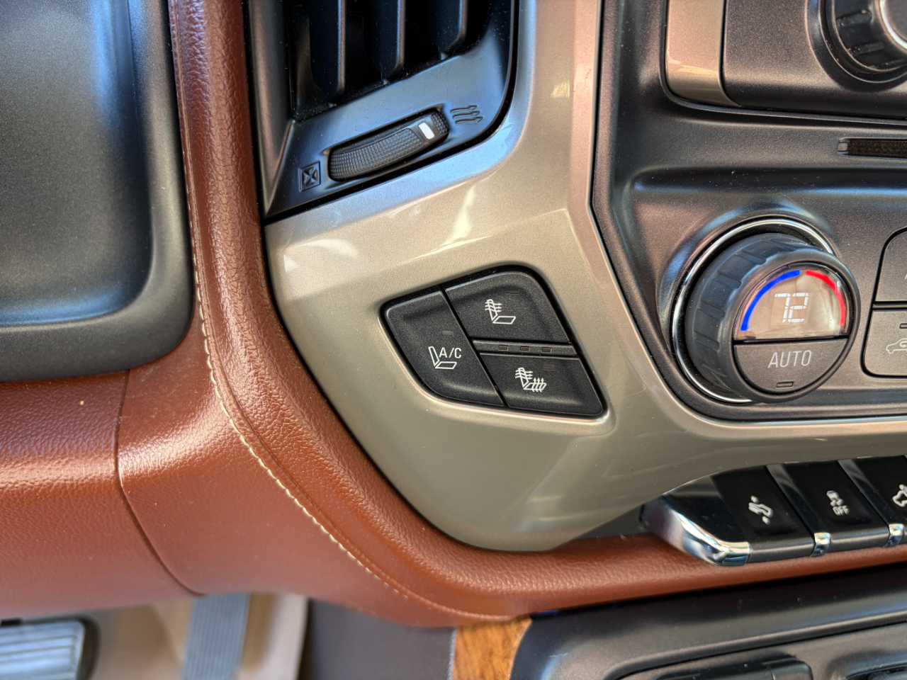 Chevrolet Silverado 2500HD Built After Aug 14 4WD Crew Cab 153.7" High Country 2015