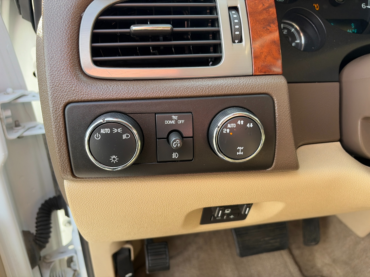 Chevrolet Suburban 4WD 4dr 2500 LT w/2LT 2009