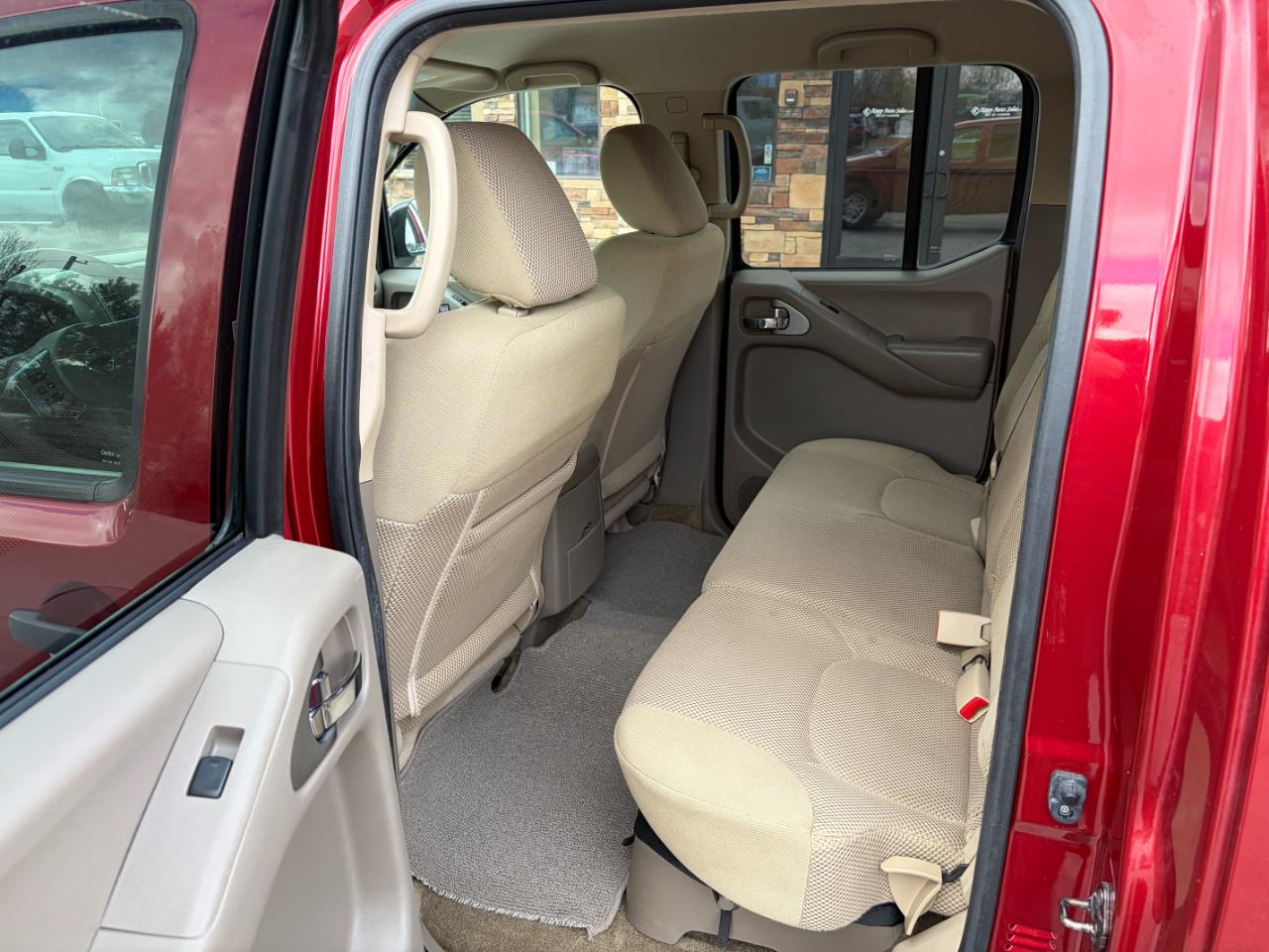 Nissan Frontier 2WD Crew Cab SWB Auto SV 2015