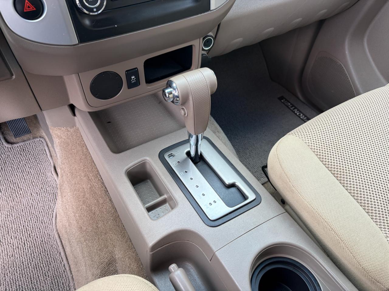 Nissan Frontier 2WD Crew Cab SWB Auto SV 2015