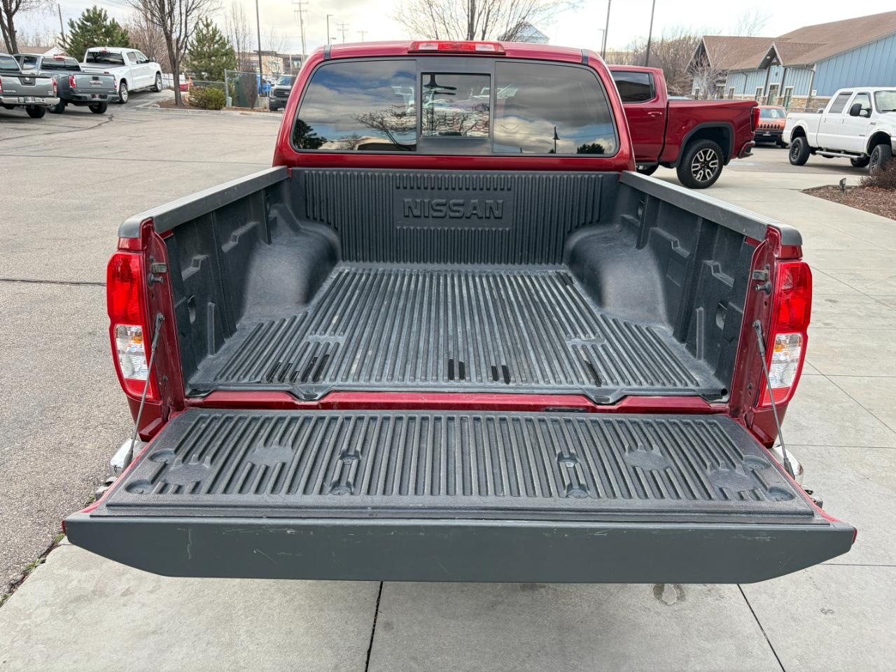 Nissan Frontier 2WD Crew Cab SWB Auto SV 2015