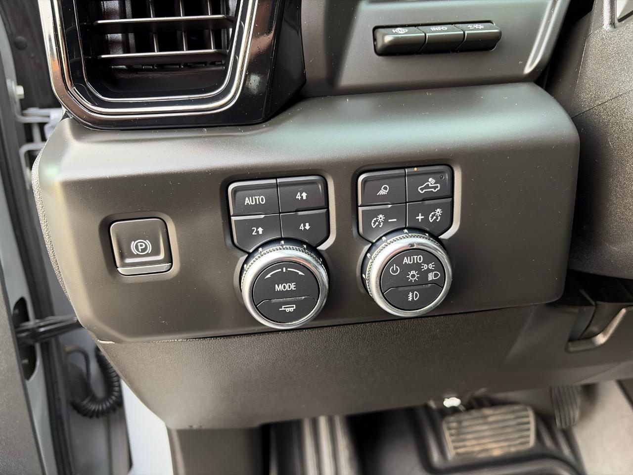 GMC Sierra 2500HD 4WD Crew Cab 159" AT4X 2024