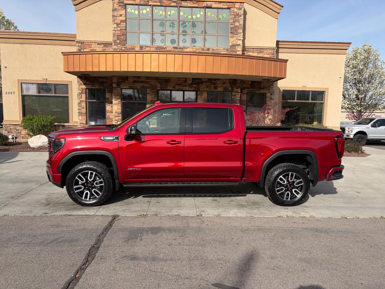 GMC Sierra 1500 4WD Crew Cab 147" AT4 2025