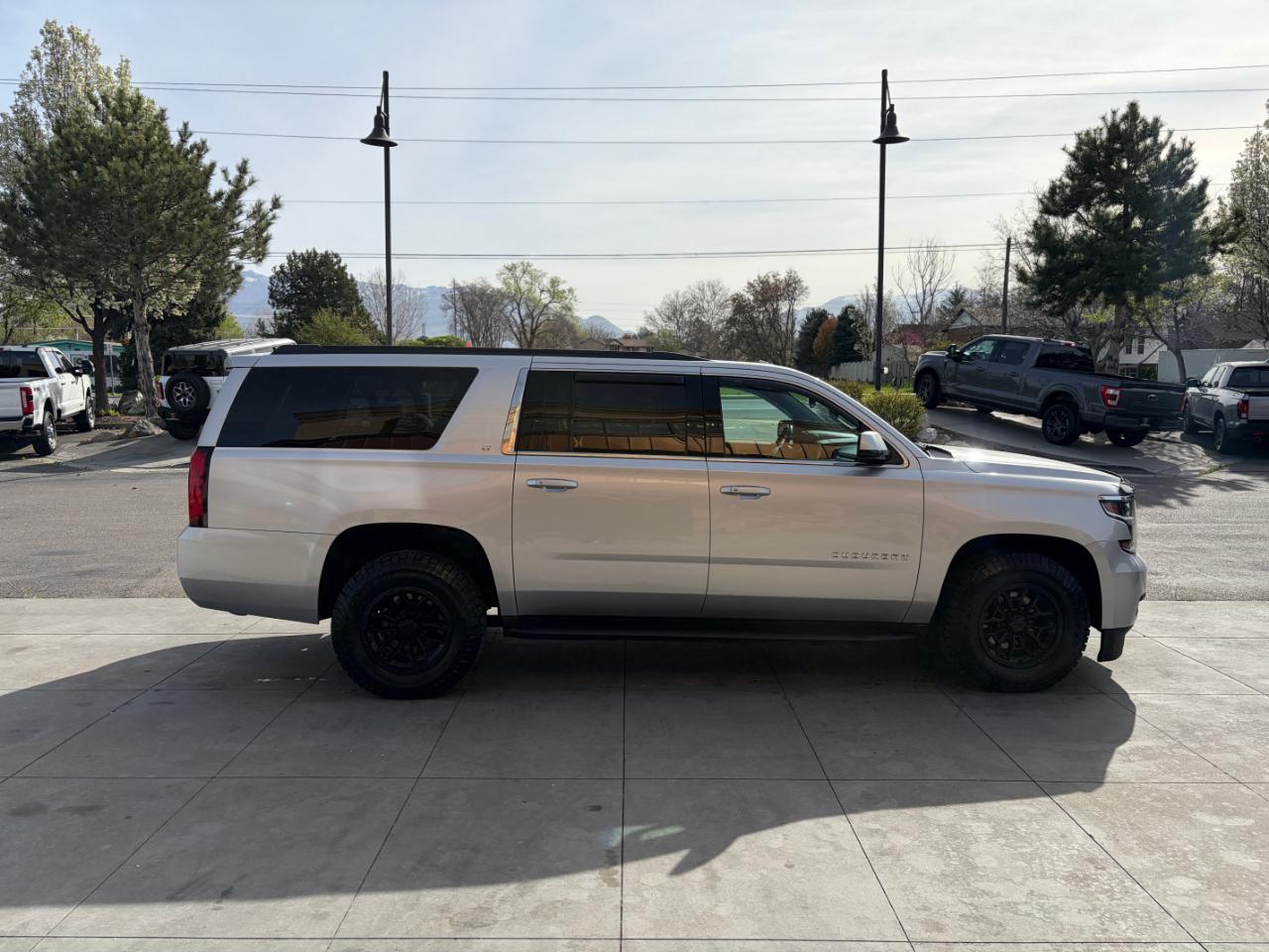 Chevrolet Suburban 4WD 4dr 1500 LT 2017