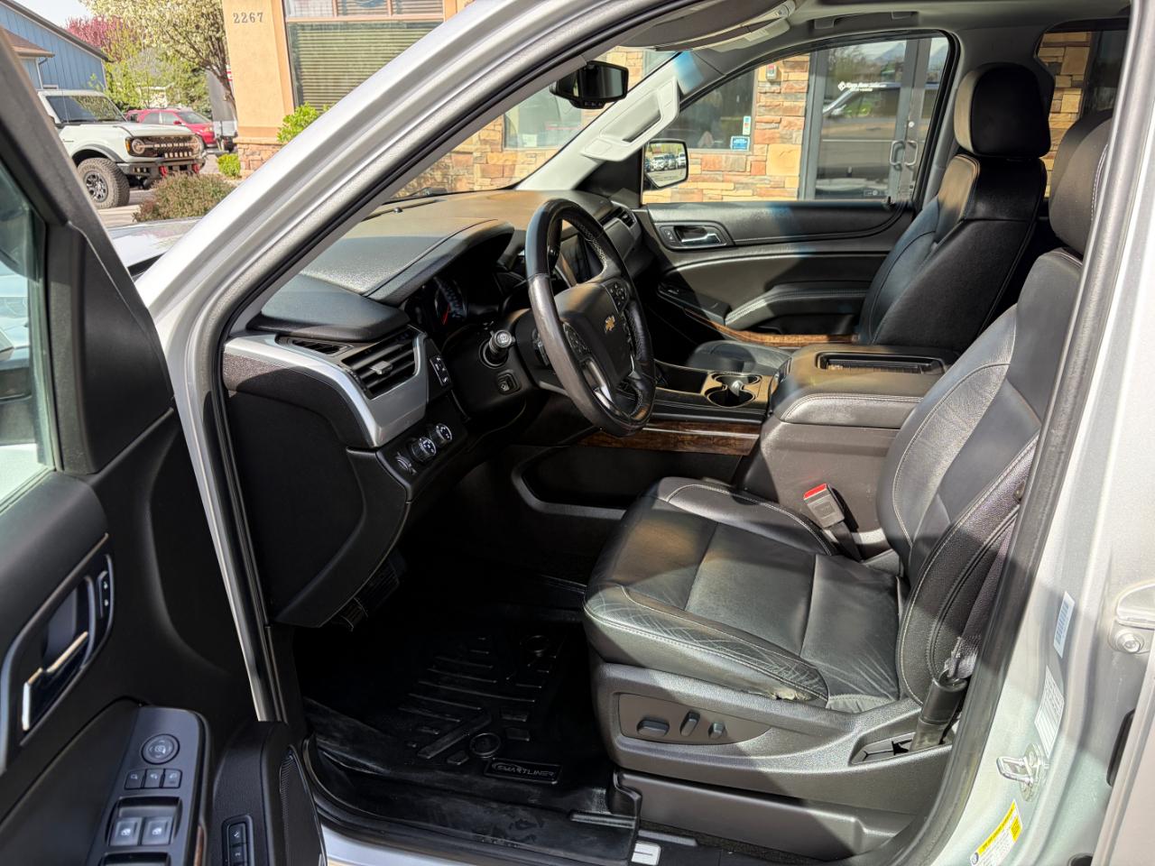 Chevrolet Suburban 4WD 4dr 1500 LT 2017