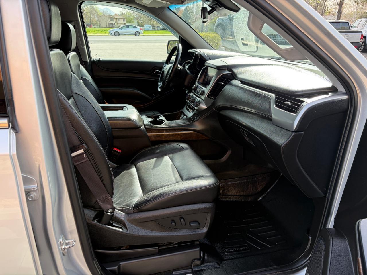 Chevrolet Suburban 4WD 4dr 1500 LT 2017