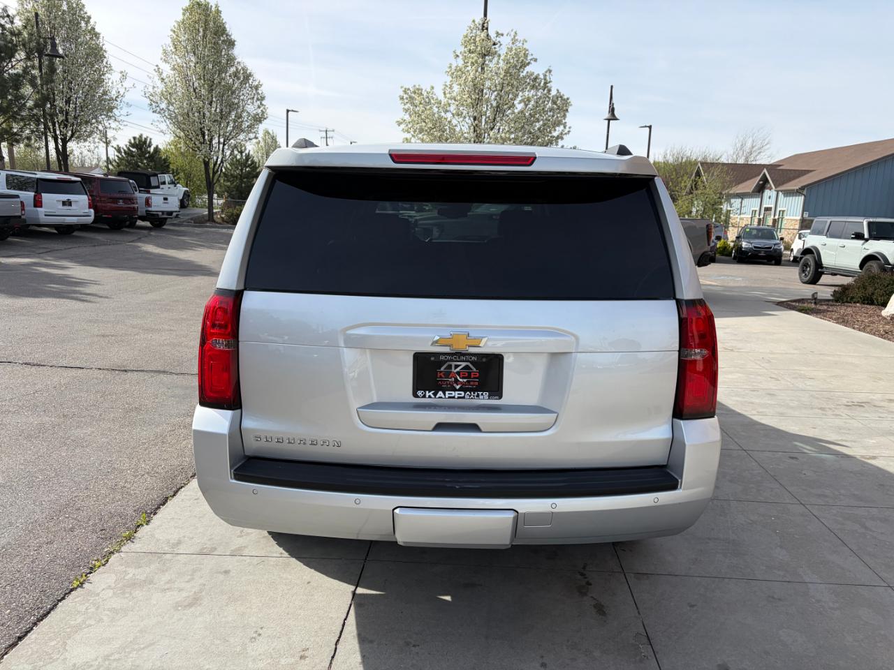 Chevrolet Suburban 4WD 4dr 1500 LT 2017