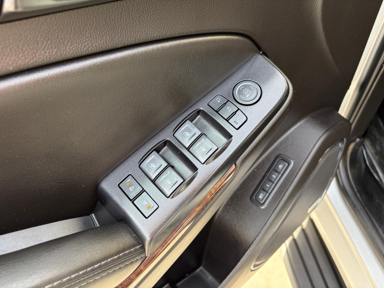 Chevrolet Suburban 4WD 4dr 1500 LT 2017