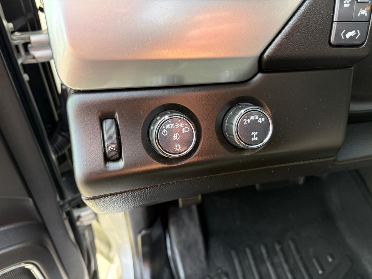 Chevrolet Suburban 4WD 4dr 1500 LT 2017