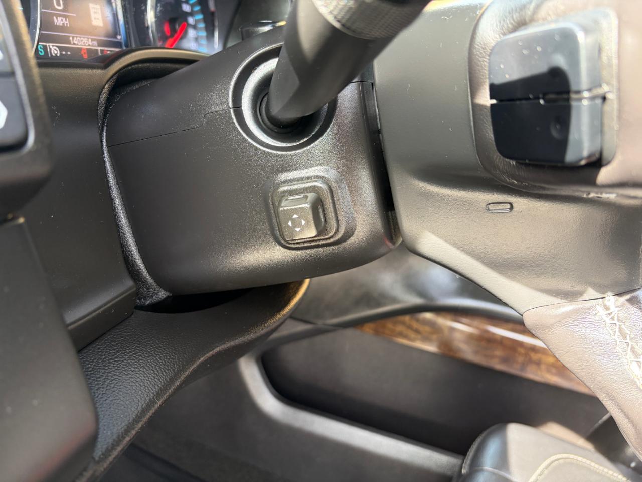 Chevrolet Suburban 4WD 4dr 1500 LT 2017