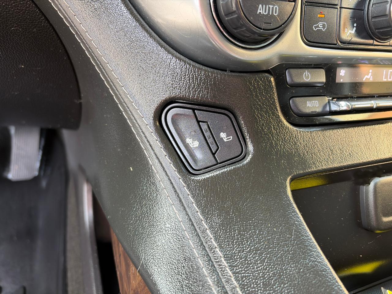 Chevrolet Suburban 4WD 4dr 1500 LT 2017