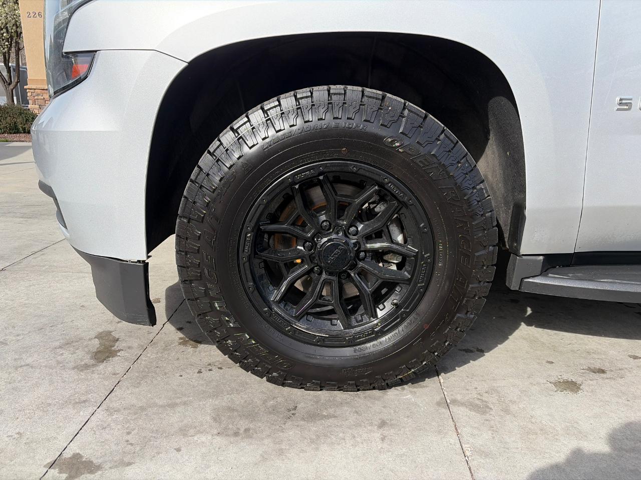 Chevrolet Suburban 4WD 4dr 1500 LT 2017