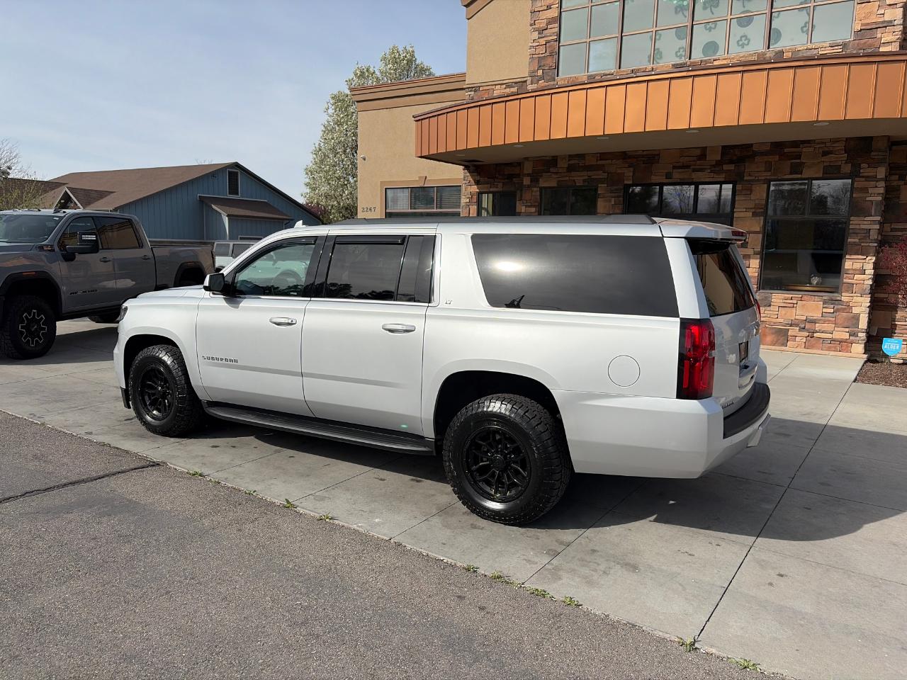 Chevrolet Suburban 4WD 4dr 1500 LT 2017