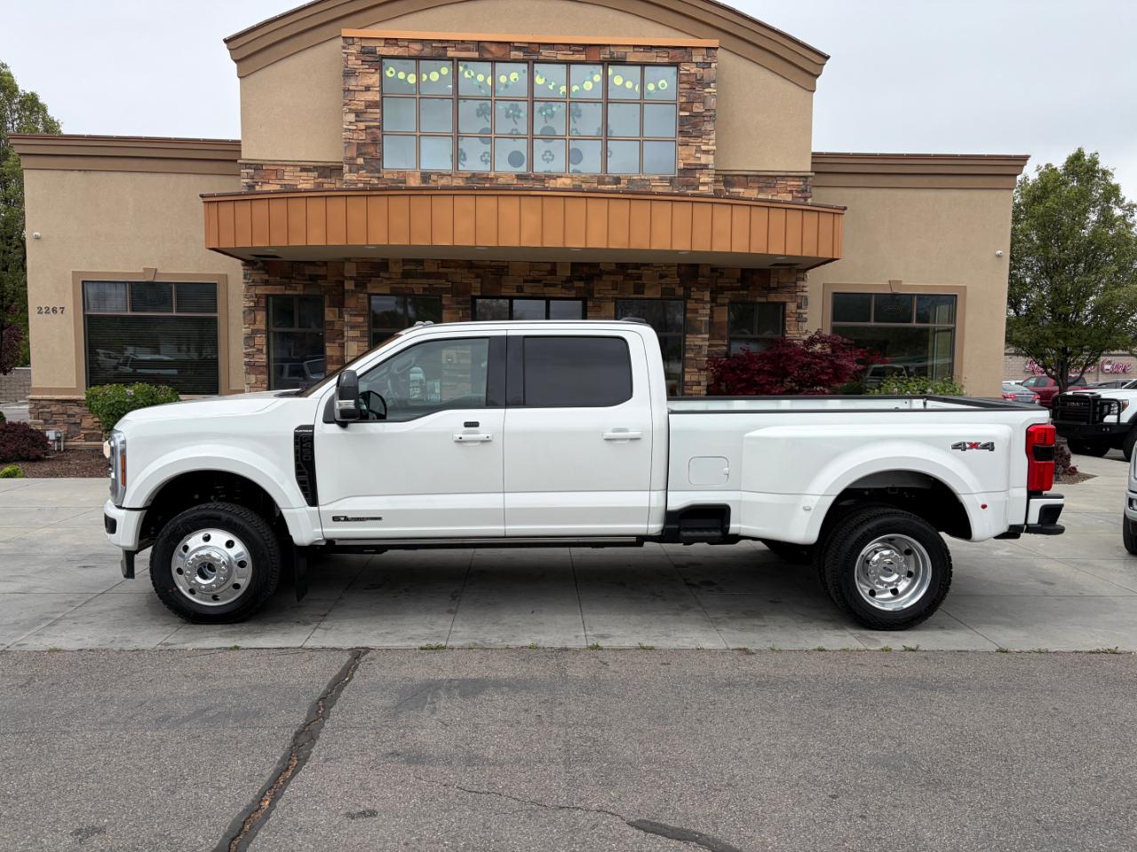 Ford Super Duty F-450 DRW Platinum 4WD Crew Cab 8' Box 2025