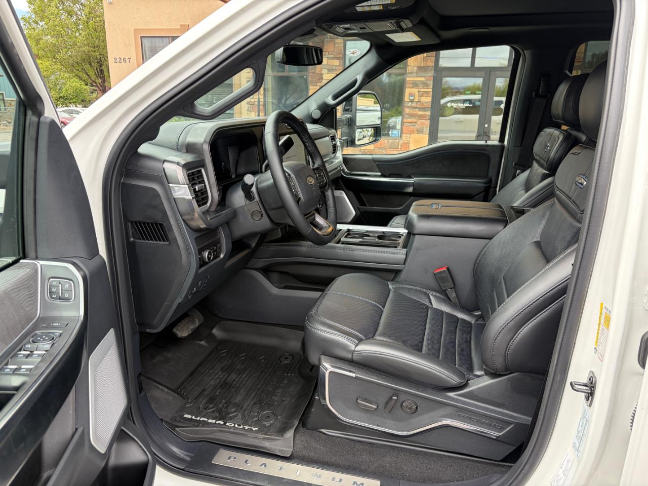 Ford Super Duty F-450 DRW Platinum 4WD Crew Cab 8' Box 2025