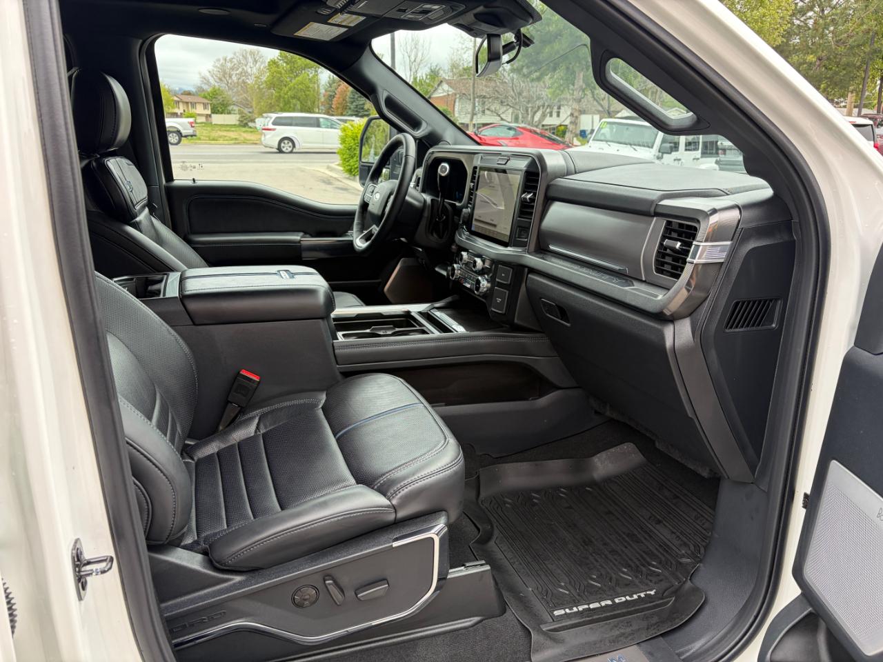 Ford Super Duty F-450 DRW Platinum 4WD Crew Cab 8' Box 2025